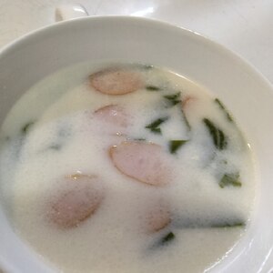 ソーセージと白菜の牛乳スープ